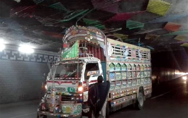 شاہ عبداللطیف بھٹائی انڈر پاس کے نیچے ٹرک پھنس گیا، ٹریفک جام 