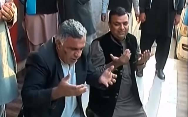 عمران خان کو کلین چٹ ملنے پر تحریک انصاف کے کارکنان خوشی سے نہال