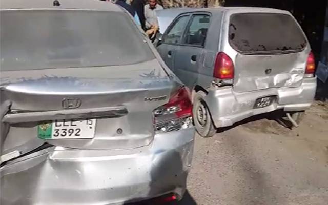 پنجاب یونیورسٹی کے قریب 3 گاڑیاں آپس میں ٹکرا گئیں