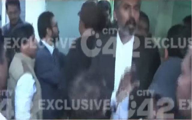 پی ٹی آئی، پی اے ٹی کے کارکن طاہر القادری کی رہائشگاہ کے باہر لڑ پڑے