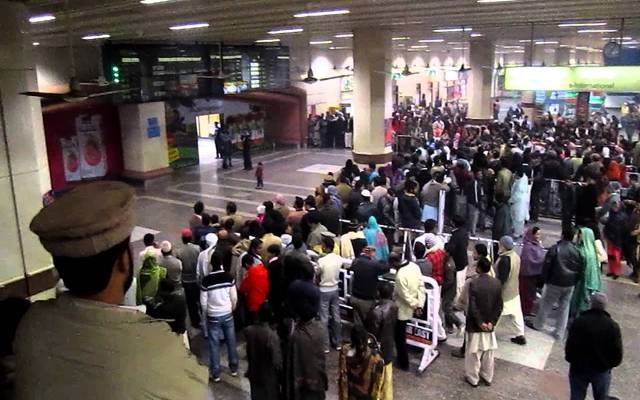 لاہور ائیرپورٹ: پروازیں تاخیر کا شکار،مسافرخوار