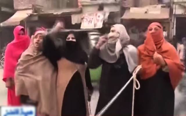 گیس بندش کیخلاف خواتین کا سوئی گیس آفس کے باہر احتجاج