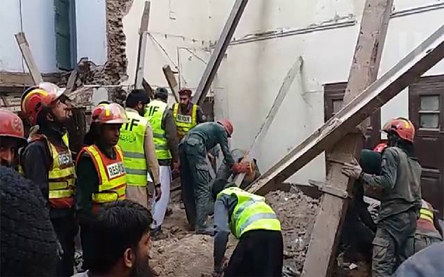 اندرون موچی گیٹ میں 3 منزلہ مکان زمین بوس، 2 بچے جاں بحق 
