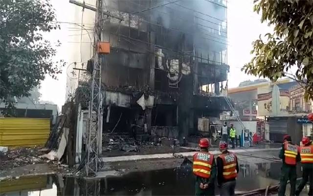 گلبرگ، 5 منزلہ ڈیپارٹمنٹل سٹور میں آتشزدگی، کروڑوں کا سامان جل کر راکھ 