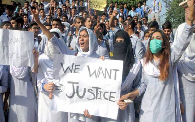 معصوم زینب کیساتھ زیادتی کیس، طالبعلموں کا انصاف کے حصول کیلئے احتجاج 