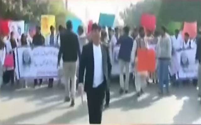 شیخ زید ہسپتال: قصور واقعہ کیخلاف ڈاکٹرز اور پیرامیڈیکل سٹاف سراپا احتجاج
