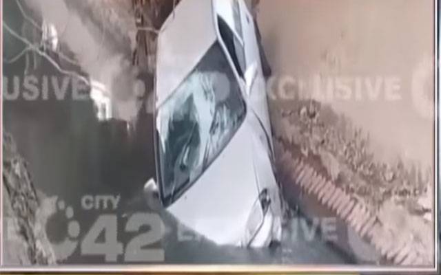 فیصل ٹاون: کم عمر ڈرائیور سے کار بے قابو ہو کر نالے میں جاگری