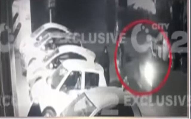 فیصل ٹاؤن: موٹرسائیکل سوار ڈاکو خاتون سے پرس چھین کر فرار