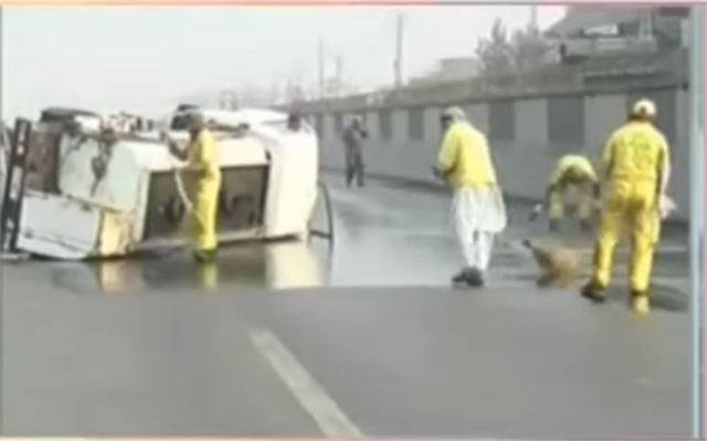 شاد باغ: رنگ روڈ پر چھوٹا آئل ٹینکر الٹ گیا
