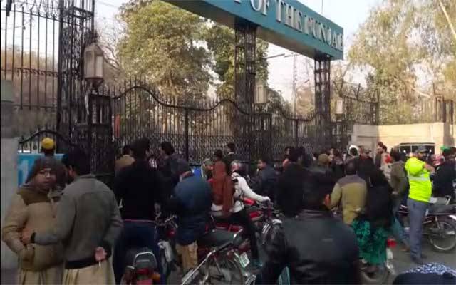 پنجاب یونیورسٹی میں دو طلبا گروپوں میں تصادم، حالات کشیدہ، پولیس طلب