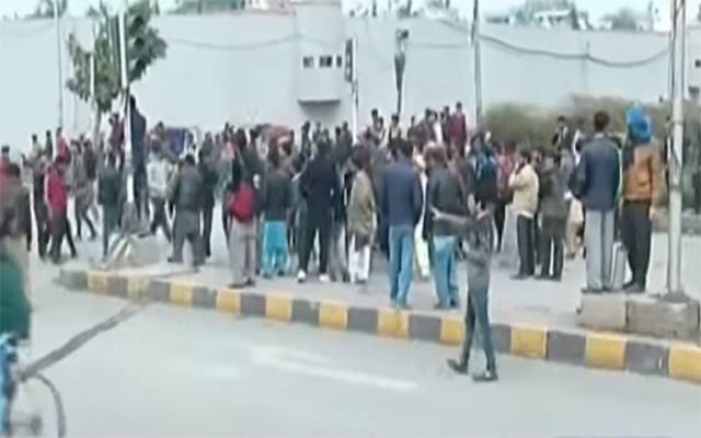 اسلامی جمعیت طلبہ کی جانب سے کیمپس پل ایک مرتبہ پھر بلاک، ٹریفک متاثر