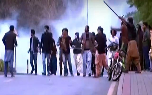 پنجاب یونیورسٹی میں حالات پھر کشیدہ،پولیس کی جانب سےآنسو گیس کی شیلنگ