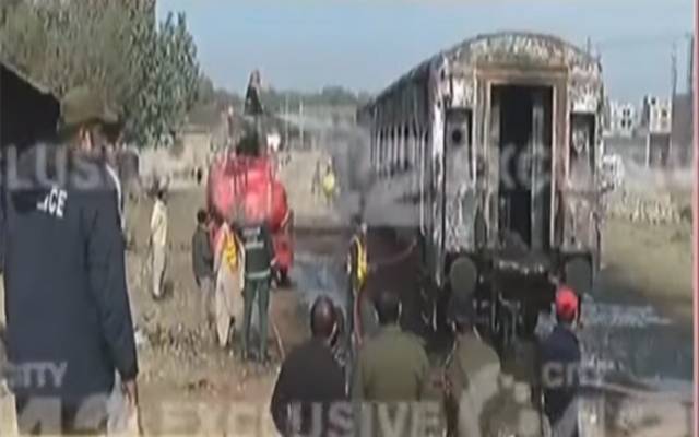 کوٹ لکھپت؛ کھڑی خالی ٹرین کی بوگی میں آگ بھڑک اٹھی