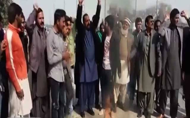 سٹی ڈسٹرکٹ گورنمنٹ سکولوں کے اساتذہ کا فیروز پور روڈ پر احتجاج، ٹریفک جام