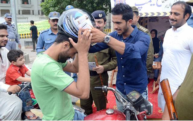 ٹریفک پولیس اور سٹی 42 کے اشتراک سےشہر بھر میں ٹریفک آگاہی مہم جاری
