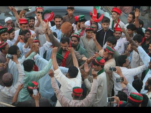 تحریک انصاف کا نواز شریف کی نااہلی پر جشن، مٹھائیاں تقسیم