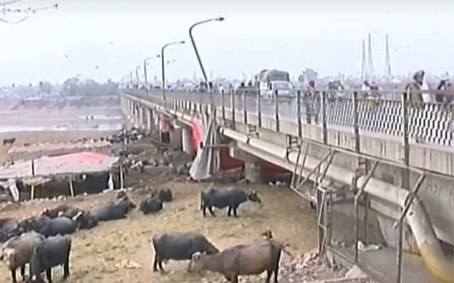 پرانا راوی پل انتظامیہ کی عدم توجہ کا شکار، ٹریفک کی روانی متاثر