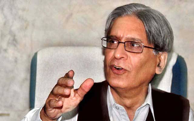 بیوروکریٹس نواز شریف کے بگڑے ہوئے لاڈلے ہیں: اعتزاز احسن