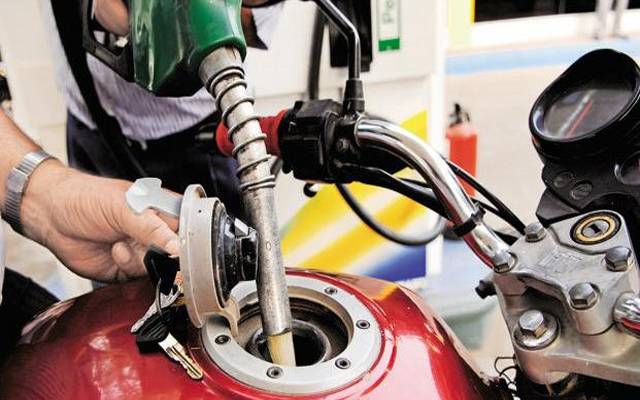 عالمی مارکیٹ میں سستا، پاکستان میں پٹرول مہنگا