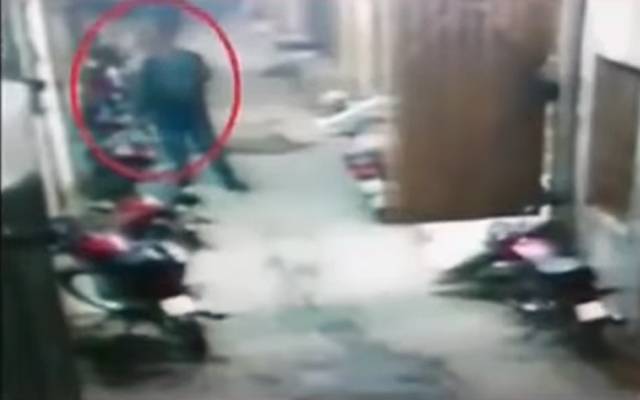 بند روڈ: موٹر سائیکل چوری کی واردات، سٹی42 نے فوٹیج حاصل کر لی