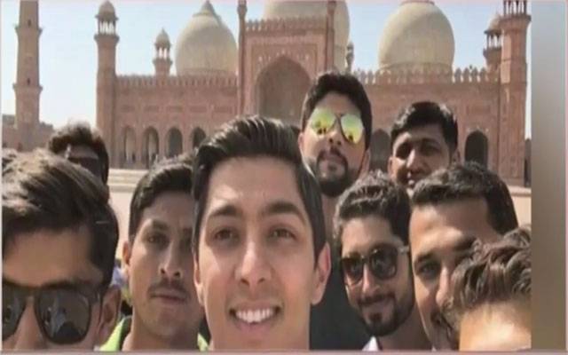 رہنما تحریک انصاف علی خان ترین کھلاڑیوں کے ہمراہ لاہور پہنچ گئے