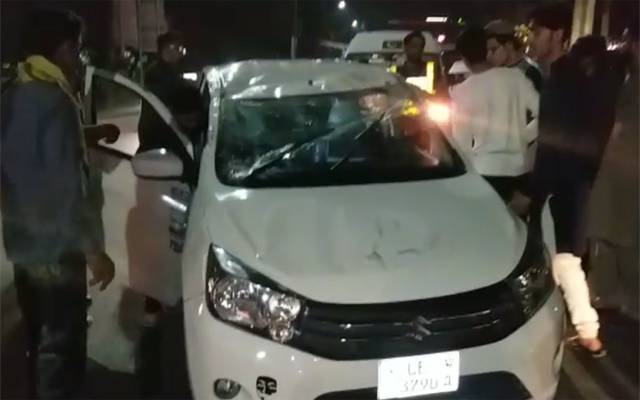 لبرٹی چوک پر گاڑی اُلٹ گئی
