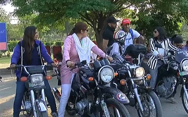 کامسیٹس کی طالبات نے آٹو شو میں سب کو حیران کر دیا