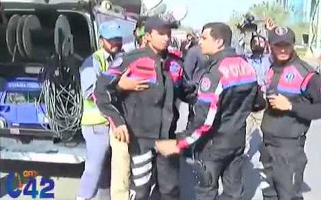 غلطی کرنے پر چالان نہیں،تھپڑ پڑیں گے،وارڈنز اورڈولفن پولیس کا نیا طور طریقہ