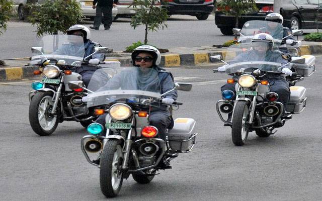 ٹریفک وارڈنز نے بچھڑوں کو ملوا دیا