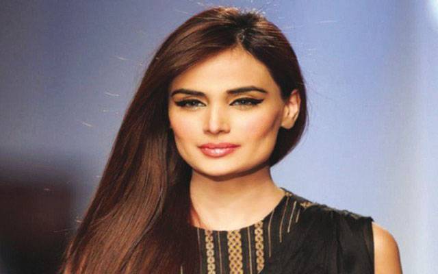 ماڈل مہرین سید پنجاب ریونیواتھارٹی کی 
