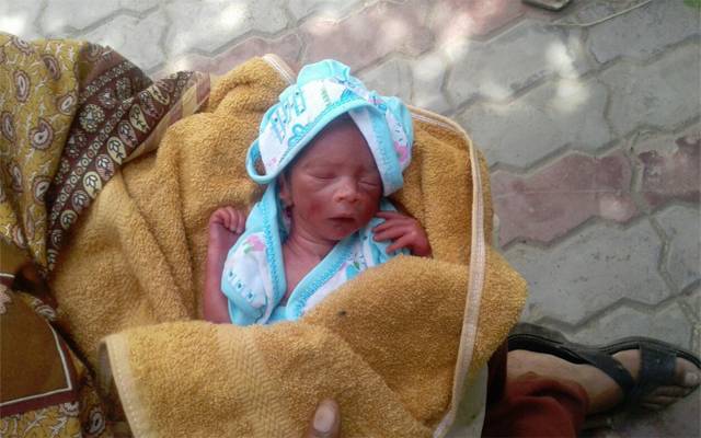 ہنجروال میں بے حسی کا دلخراش واقعہ، کچرے کے ڈھیر سے نومولود برآمد