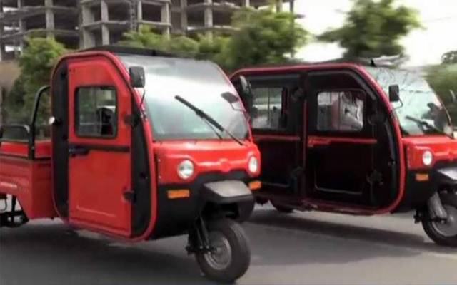 لاہور میں منفرد رکشہ کی انٹری