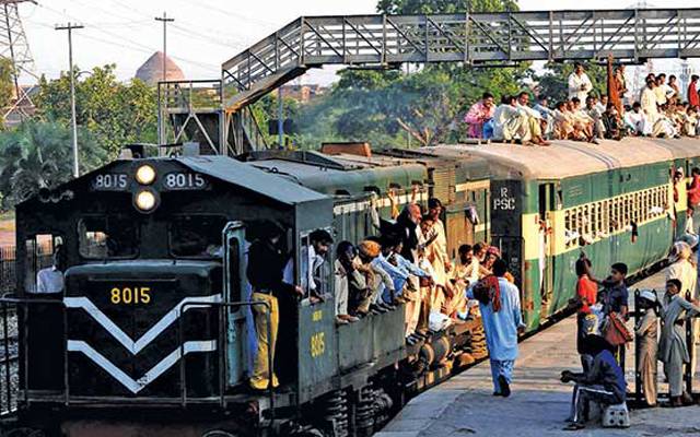 دم توڑتی ریلوے کو قدموں پر لاکھڑا کیا ہے: وزیرریلوے