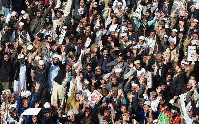  احتجاجوں کی ایسی فضا چلی کہ سب کو مطالبات یاد آگئے