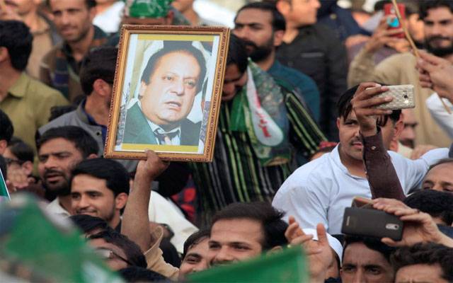 نواز شریف کی تاحیات نااہلی پر لیگی کارکنان ناراض، جاتی امراء کے باہر احتجاج مظاہرہ