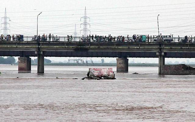 پرانا راوی پل خستہ حالی کا شکار، بڑا حادثہ ہونے کا خدشہ