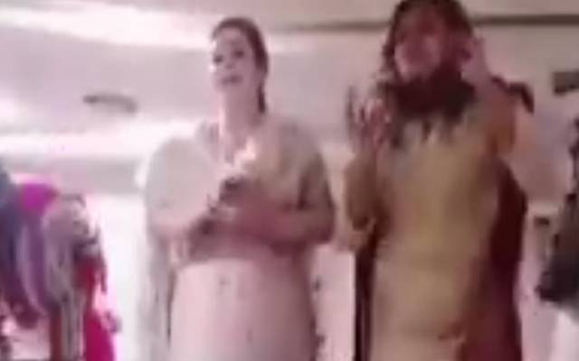 پیپلز یونٹی کارکنان کا لیلہ او لیلہ پر رقص
