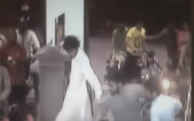  ٹاؤن شپ میں پٹرول پمپ پر مسلح افراد کا دھاوا، فوٹیج منظر عام پر آگئی
