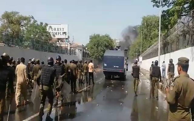  پولیس اور ڈینگی ملازمین میں تصادم، کوپر روڈ پر میدان جنگ کا منظر