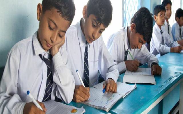 اضافی فیسیں ہڑپنے والے پرائیوٹ سکول مالکان کی شامت آگئی