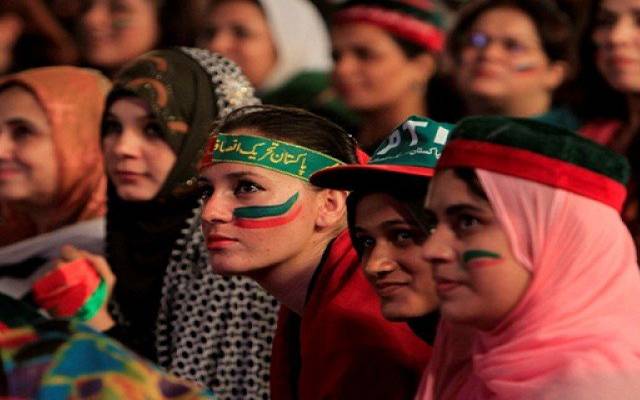 تحریک انصاف کی خواتین رانا ثنااللہ کے پیچھے پڑگئیں