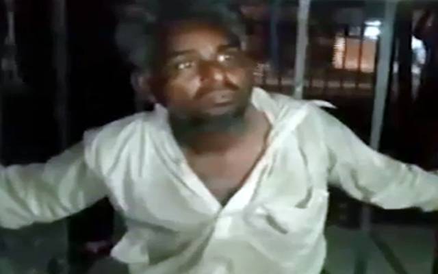 ٹریفک وارڈن نے ڈرائیورکو جنگلے کے ساتھ باندھ کر تشدد کا نشانہ بنا ڈالا