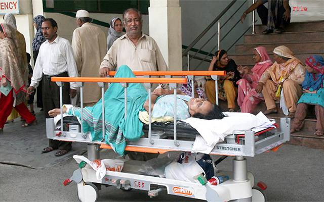 سرکاری ہسپتالوں میں مریضوں کے لواحقین دوہرے عذاب میں مبتلا