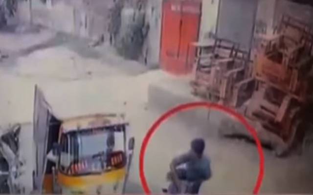 چور محنت کش رکشہ ڈرائیور کی بیٹری لے اڑا، سٹی 42 نے فوٹیج حاصل کر لی
