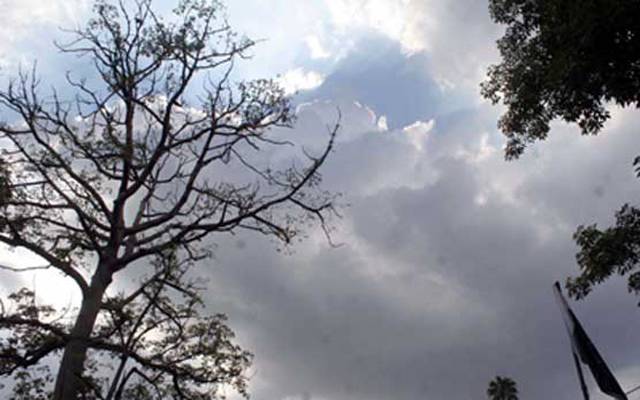 لاہور میں ٹھنڈی ہواؤں کے ساتھ بارش