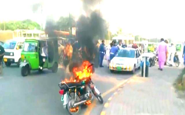 ٹریفک وارڈن کے چالان کاٹنے پر نوجوان نے اپنی موٹرسائیکل کو آگ لگا دی