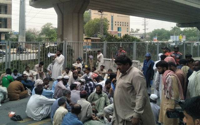 کلمہ چوک پر نابینا افراد کا دھرنا جاری، میٹرو بس سروس معطل، شہری پریشان
