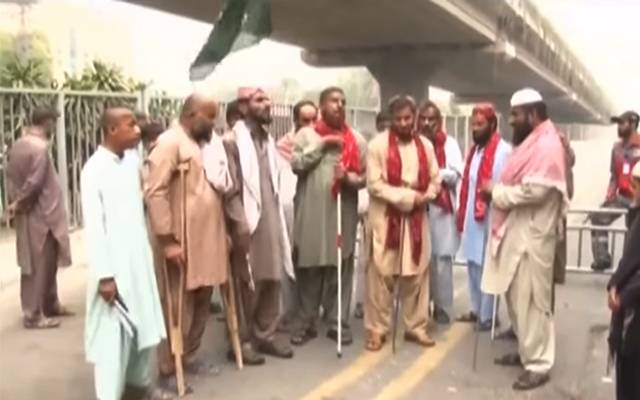 نابینا افراد کا دھرنا چوتھے روز بھی جاری، میٹرو بس سروس معطل