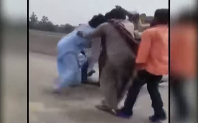 راوی روڈ ٹول پلازہ عملے کا مزدا ڈرائیور پر تشدد،پولیس اہلکار تماشا دیکھتا رہا