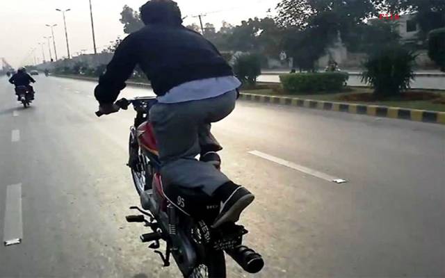 لاہور کی کارپٹڈ سڑکوں پر ون ویلروں کا راج ، پولیس نے آنکھیں موند لیں